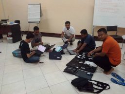 Mengecek Leptop Peserta Ruang dua