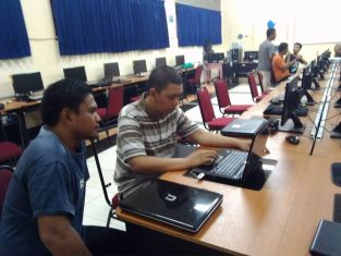 Mengecek Leptop Peserta Ruang satu