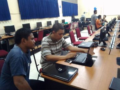 Mengecek Leptop Peserta Ruang satu